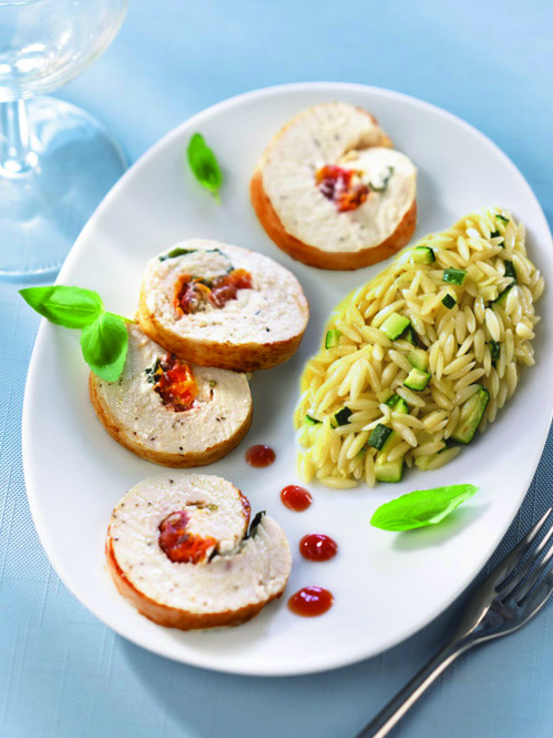 Roulés de filet de poulet au chèvre et aux tomates confites